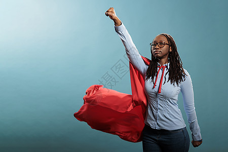 勇敢的非洲超级英雄女性 假装为司法辩护人 却像蓝背景飞行一样行动起来 她是个无所不能的女人健康成就团结工作室成人力量披风快乐女士图片