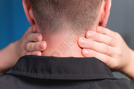 一名男子独立地敲打他的颈部和颈部肌肉 将颈部的长伸伸房间痛苦肩膀男人棕色伤害压力颈椎病疼痛头发图片