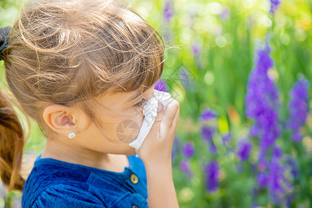 儿童季节性过敏 Coriza 有选择的焦点身体鼻子花束鼻涕朋友流鼻涕孩子们女婴疫苗孩子图片