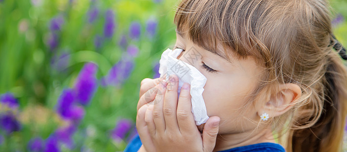 儿童季节性过敏 Coriza 有选择的焦点药物身体喷嚏流鼻涕花朵女孩婴儿孩子们鼻炎组织图片