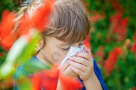 儿童季节性过敏 Coriza 有选择的焦点孩子围巾鼻涕喷嚏疫苗花束花朵婴儿皮疹眼泪图片
