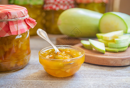 保护苏奇尼 苏奇尼果酱 有选择的焦点饮食花园木头桌子杏子食物盘子玻璃柠檬餐巾图片