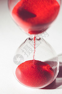 带有红色沙子的白玻璃杯倒数测量玻璃小时沙漏宏观白色商业时间古董图片