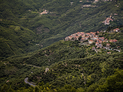 意大利 利古里亚地貌 山林和Vellego村村庄的Liguria风景以及旅行报告荒野树木天空农场环境森林建筑学爬坡国家场地图片