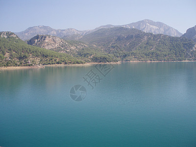 山湖和山丘的全景观远足反射森林房子晴天运动高山爬坡天空风景图片