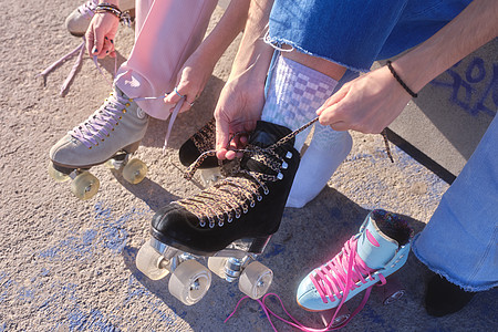 女性在户外溜冰鞋上露出手掌的裁剪照片图片