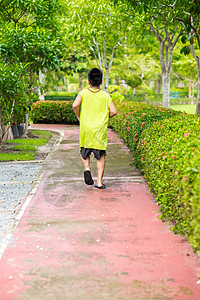 很少看到年轻小男孩在花园里跑来跑去跑步教育足球宝贝蓝色运动童年幸福学校晴天图片