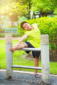 亚洲运动男孩在花园的铁棍上伸展绿色健身房足球男孩们训练乐趣女孩运动灵活性男生图片