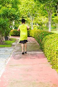 很少看到年轻小男孩在花园里跑来跑去女士游戏足球运动男生晴天跑步学校童年婴儿图片