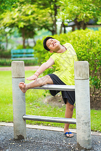 亚洲运动男孩在花园的铁棍上伸展乐趣绿色孩子们足球肌肉孩子体育场力量健身房运动图片