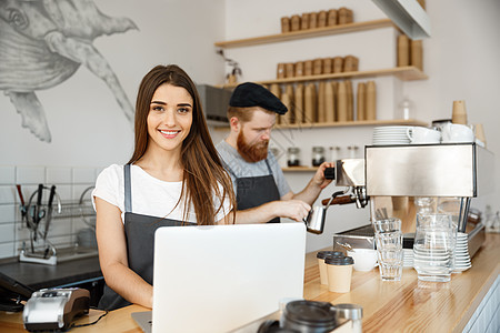 咖啡业务概念美丽的白人调酒师咖啡师或经理在现代咖啡店的笔记本电脑上工作和规划店铺职员酒吧女士食物会计零售服务互联网食堂图片