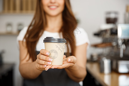 咖啡商业概念美丽的高加索女士在相机上微笑 向现代咖啡店提供一次性取走热咖啡的可支配咖啡咖啡师工人食物服务器服务围裙服务员食堂职员图片