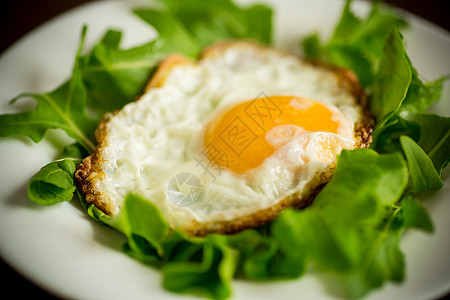 一个炸鸡蛋 一个盘子里有青萝卜和生菜饮食厨房农场午餐餐厅青菜食物倾斜早餐菜单图片