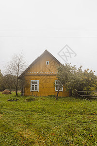 欧洲东部农村的旧木制老木制房屋仓库国家旅行小屋建筑学森林荒野草原农家村庄图片