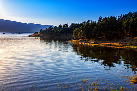 湖边有平静水 日落后树木倒影的多德山地景观海岸日落丘陵场地爬坡公园反射假期场景荒野图片