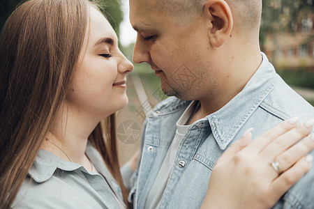 一对夫妇在公园里亲吻 近一点休闲装女性喜悦两个人约会享受红发丈夫女朋友微笑图片