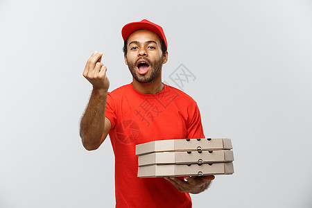 交付概念非洲快乐美国人送货人的肖像 手持披萨包盒展示了美味的手势 在灰色工作室背景上孤立无援 复制空间幸福盒子喜悦男人工作服务男图片