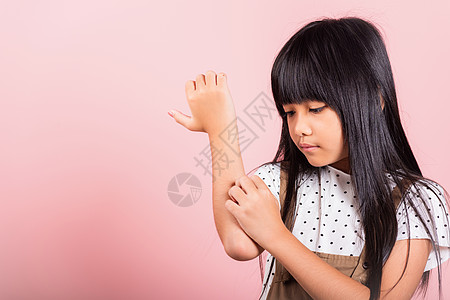 10岁的亚洲小孩从蚊子咬到痒痒的手臂上抓痒疼痛皮炎食物皮疹孩子皮肤感染女士治疗疟疾图片