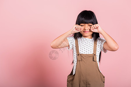 亚洲小孩十岁 脾气不好 哭着用手指擦眼泪喜悦情感家庭悲伤工作室哭泣儿童女孩女性粉色图片