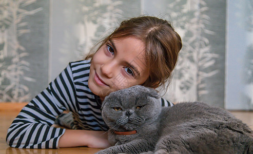 家里有猫的小女孩 有选择地专注压痛猫咪婴儿毛皮头发童年朋友们友谊小猫拥抱图片