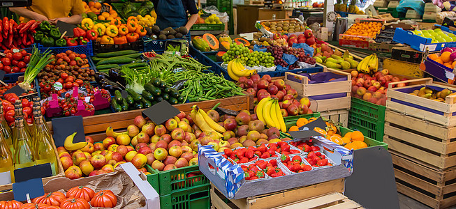 蔬菜和水果在市场上出售 有选择性地集中图片