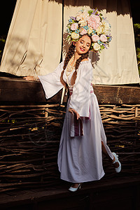 穿着白色的乌拉尼式国服和花圈的布朗特女孩 对着一个阳台摆出一副花圈丝带女性化妆品女士头饰农村花朵黑发民间戏服图片