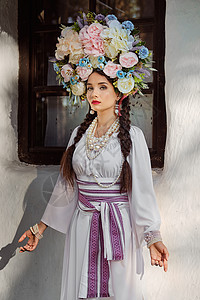 穿着白色的乌拉尼式国服和花圈的布蕾特女孩 对白小屋装扮成一朵鲜花茅草女士房子丝带装饰品民间成人黑发裙子女性图片