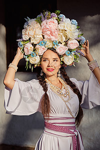 穿着白色的乌拉尼式国服和花圈的布蕾特女孩 对白小屋装扮成一朵鲜花文化女士茅草魅力头巾房子化妆品嘴唇刺绣花束图片