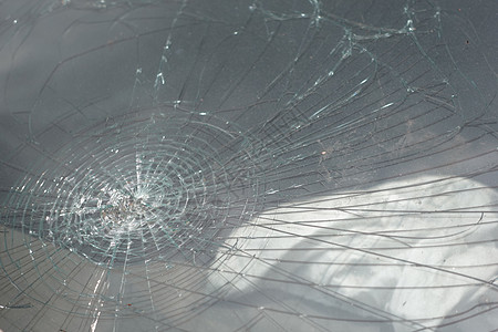 特写旧损坏卡玻璃杯拆除损害犯罪汽车玻璃安全情况维修风险图片