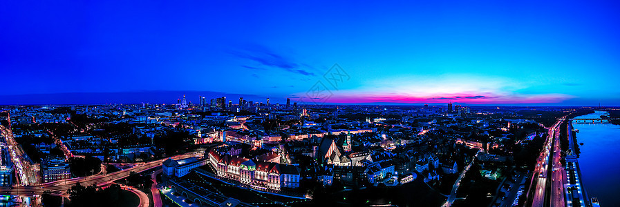 华沙市夜景在波兰 老城区的城堡广场 首都风景如画的城市景观 旅游目的地背景教会柱子吸引力历史文化抛光建筑正方形旅行纪念碑图片