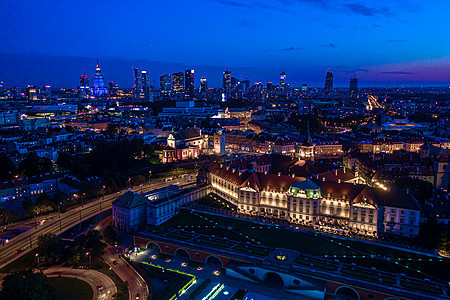华沙市夜景在波兰 老城区的城堡广场 首都风景如画的城市景观 旅游目的地背景历史性吸引力天线正方形纪念碑建筑学柱子教会大教堂天空图片