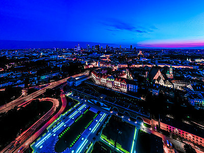 华沙市夜景在波兰 老城区的城堡广场 首都风景如画的城市景观 旅游目的地背景地标正方形天线纪念碑教会历史大教堂文化街道建筑学图片