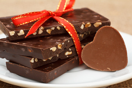 巧克力棒 有坚果和巧克力糖果 以心脏形状图片
