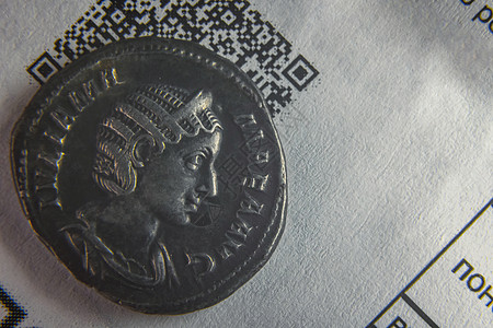 一张纸上的旧硬币 上面印着一个美经代码监视器网络会计芯片融资商业技术研讨会数字交易图片