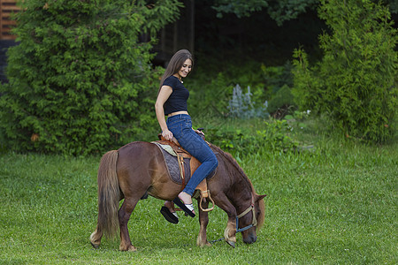 女孩骑小马运动孩子农场牛仔竞赛小跑治疗农村微笑朋友们图片