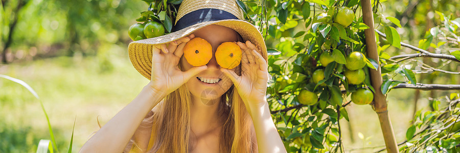横幅 长幅画像 有魅力的农妇在有机农场收获橙子 快乐的女孩在花园 农业和种植园概念中收获橙子时的幸福情绪格式树叶生长花园盒子收成背景图片
