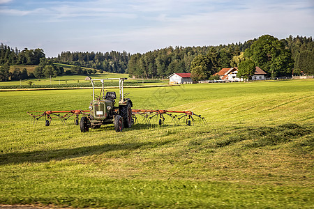 拖拉机和干草台车为耕种准备干草收成 农业和农艺概念 选择性重点国家机械植物农场喂养草地天空季节农民农田图片