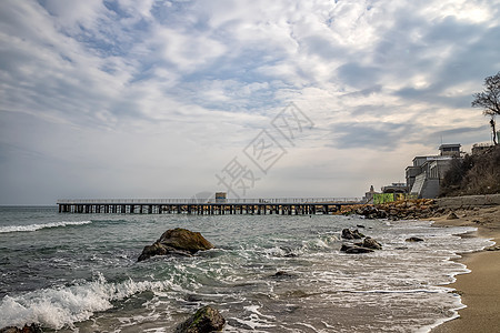 美丽的海景与一个大码头 白天的风景图片