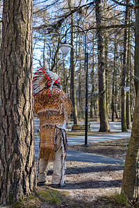 在波罗的海附近的俄罗斯加里尼格勒地区的公园里 一位身着民族服装的印第安印第安人站在公园里图片