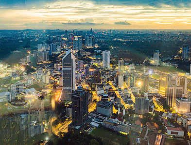 吉隆坡市天际夜视马来西亚摩天大厦大楼时的全景观仰望着吉隆坡市顶楼图片