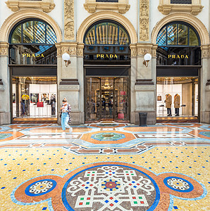 意大利米兰的时装购物 人们在著名的豪华商店前面走来走去旅游购物中心精品大理石画廊奢华商业零售观光街道图片
