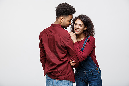 在白色背景下拥抱彼此 爱的非裔美国人情侣在白人背景中相拥而至成人女孩订婚男性男人情怀礼物女朋友微笑盒子图片