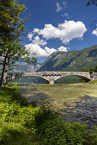 斯洛文尼亚特里格拉夫国家公园Bohinj湖季节旅游环境高山村庄天空森林旅行公园目的地图片