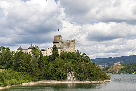 波兰皮涅尼的Czorztyn湖上空的Niedzica城堡图片