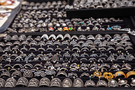 首饰市场展览会上带宝石的银环银环 有选择的重点图片