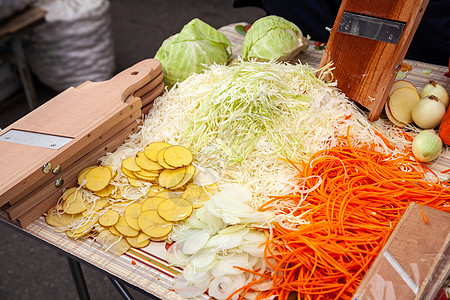 在木制剪切板上钩胡萝卜和卷心菜 新鲜蔬菜的组合叶子酸菜厨房食物收成植物减肥碎纸机农业饮食图片