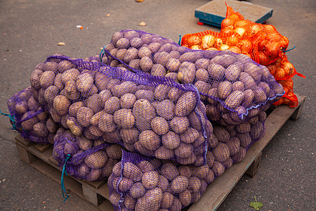 农民市场净袋中的马铃薯 一袋生土豆和脏土豆淀粉农场杂货植物农业营养糖类收成黄褐色收获图片