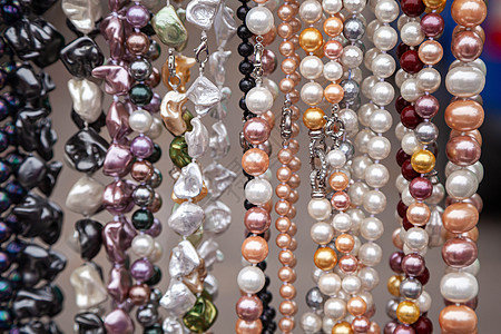 市场上各种多彩的珠子 由宝石和彩色珠子制作的彩色项链的壁纸背景珍珠手镯石头蓝色孔雀石文化配件销售首饰奢华图片