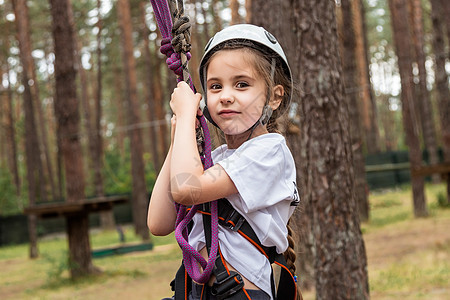 女孩登山者悬在森林保险上图片