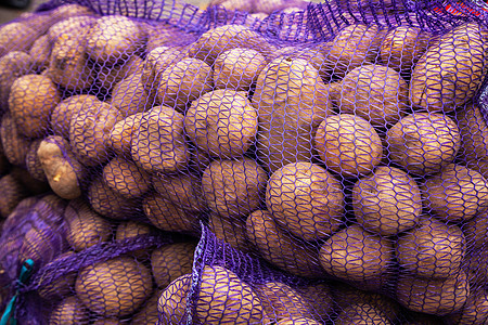 农民市场净袋中的马铃薯 一袋生土豆和脏土豆网格收获食物农场包装解雇植物淀粉营养团体图片